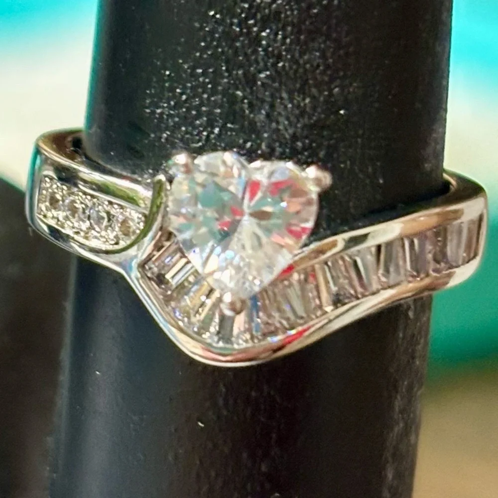 💥2/$24 or 3/$30💥 Crystal heart ring with inlaid baguettes . Sz 7. NWT